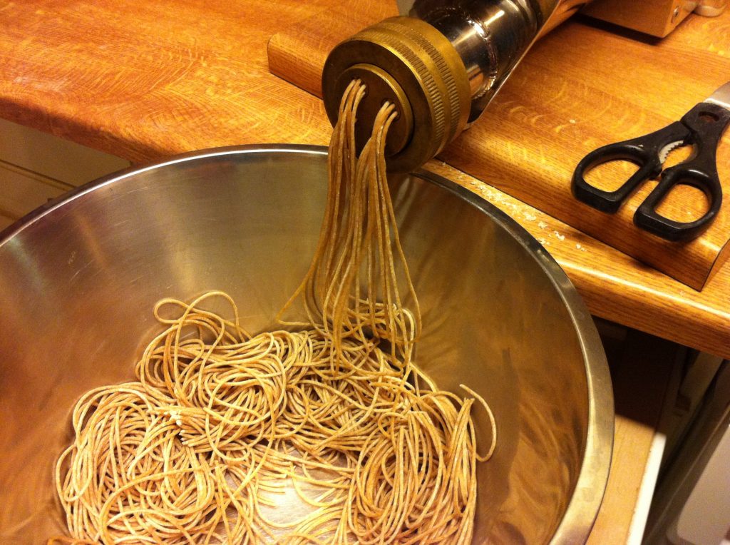 Itsejauhetuista vehnänjyvistä tehtyä spagettia.