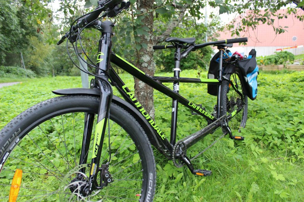 Musta Cannondale –merkkinen tandem.