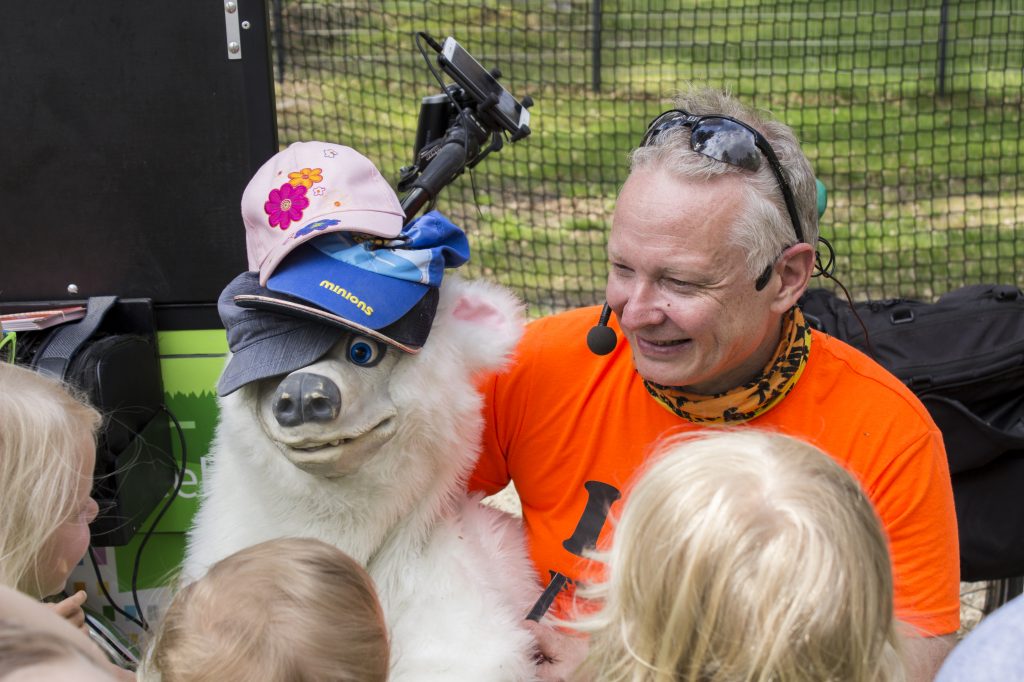 Jakke Jääkarhu -nukke ja Taika-Petteri lasten kanssa.