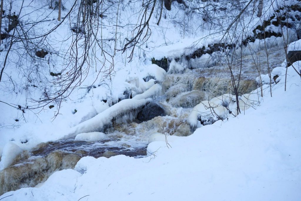 Talvinen koskimaisema