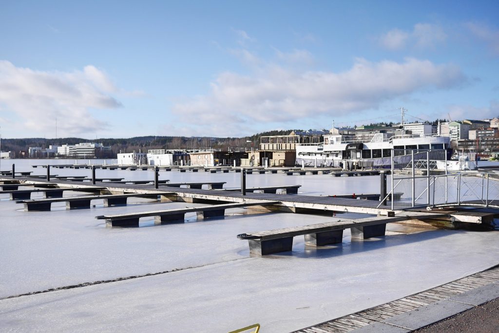 Talvinen satamamaisema