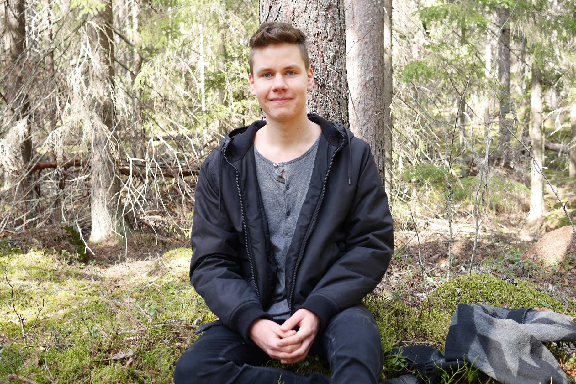 Jyry istuu kivellä metsässä