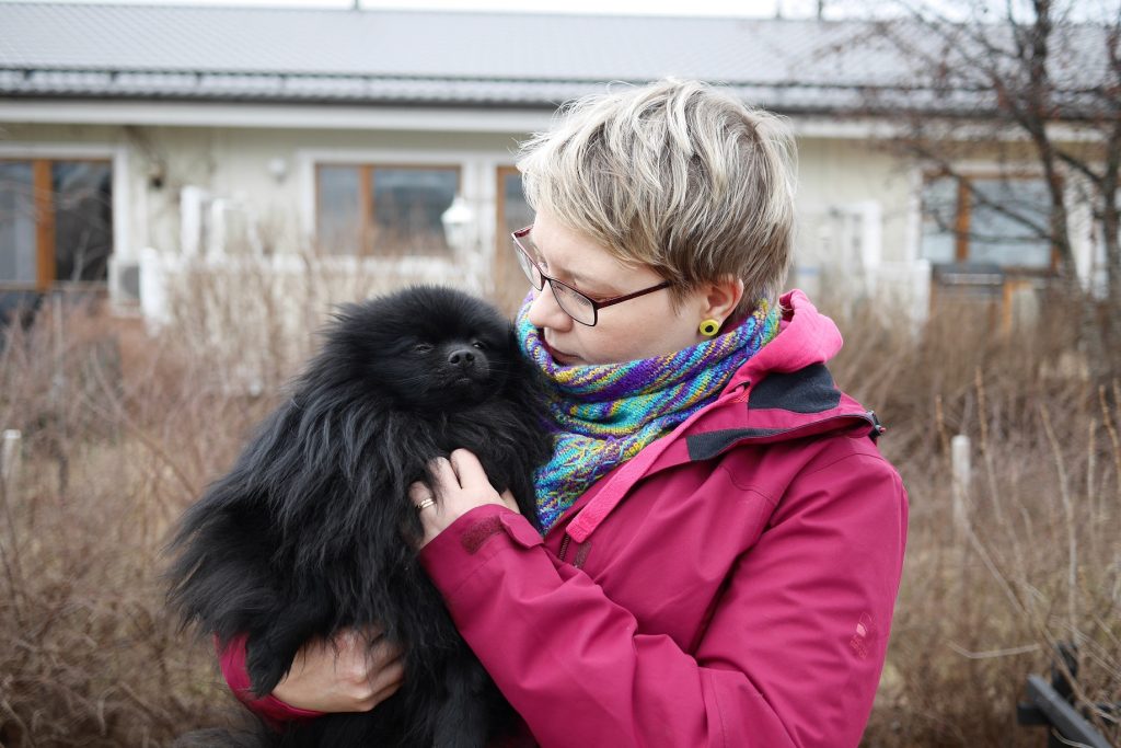 Anna koira sylissä