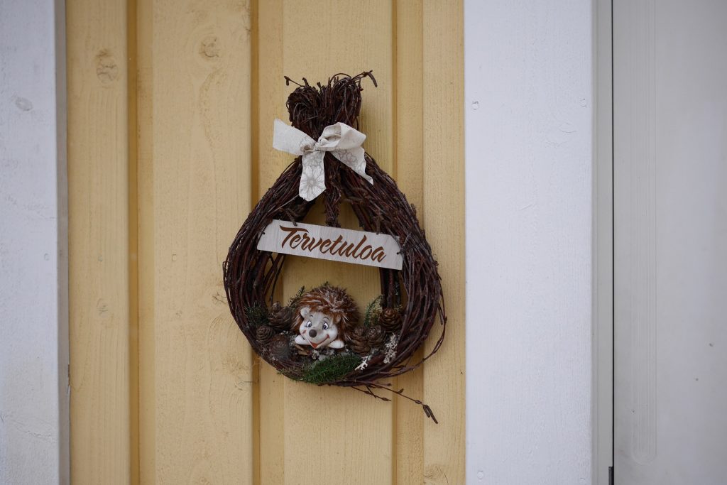 Tervetuloa-kyltti ovessa