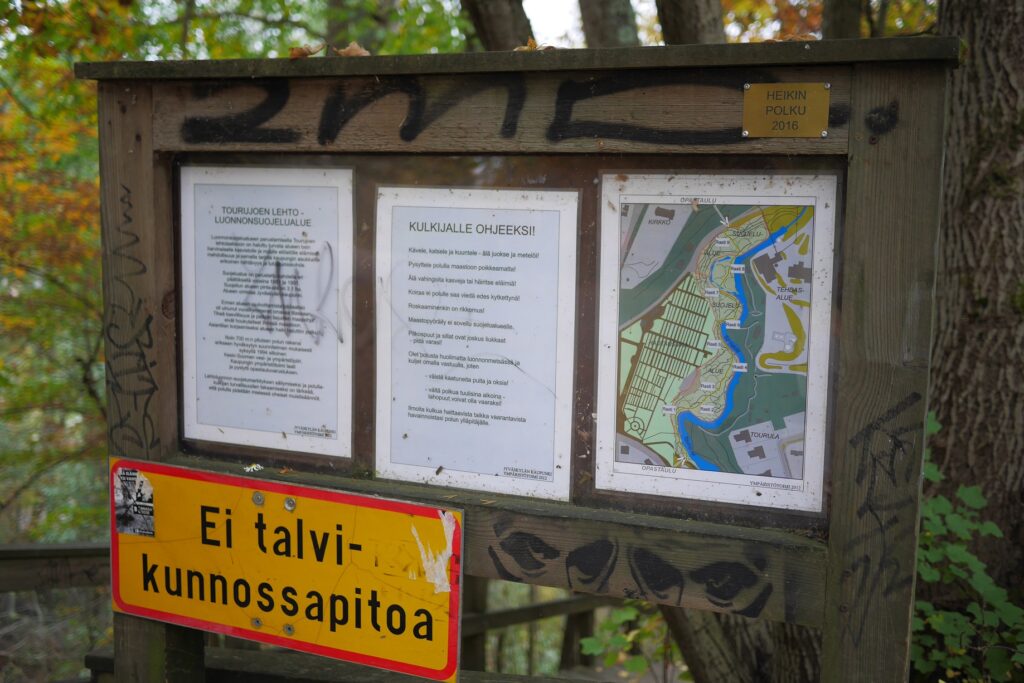 Opastaulu, jossa luontopolun kulkijalle ohjeita