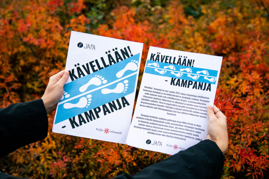 Kuvassa kaksi Kävellään!-kampanjan esitettä.