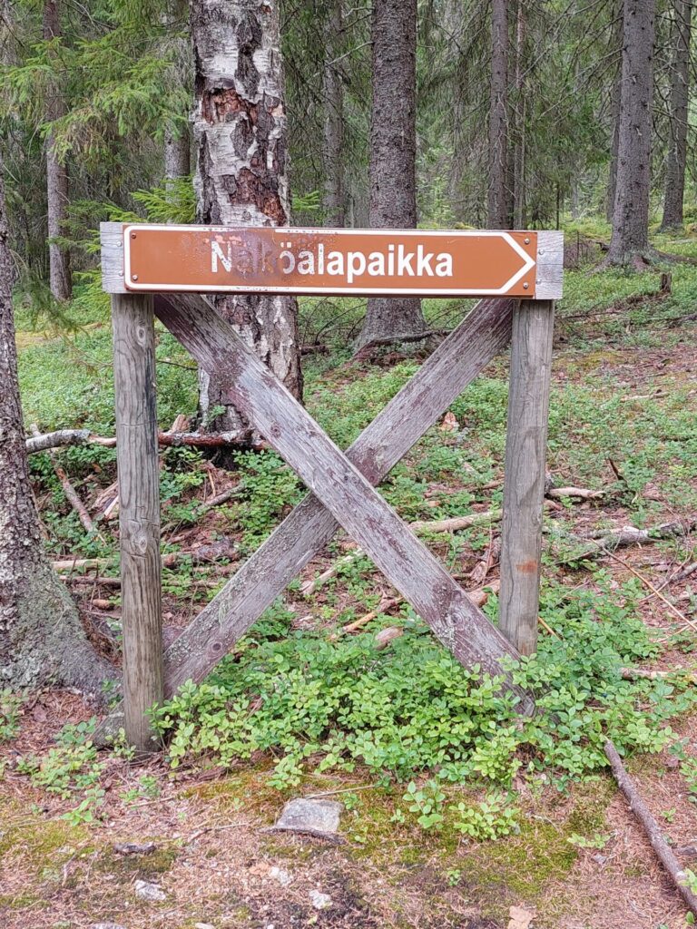 Kyltti metsässä, teksti Näköalapaikka.