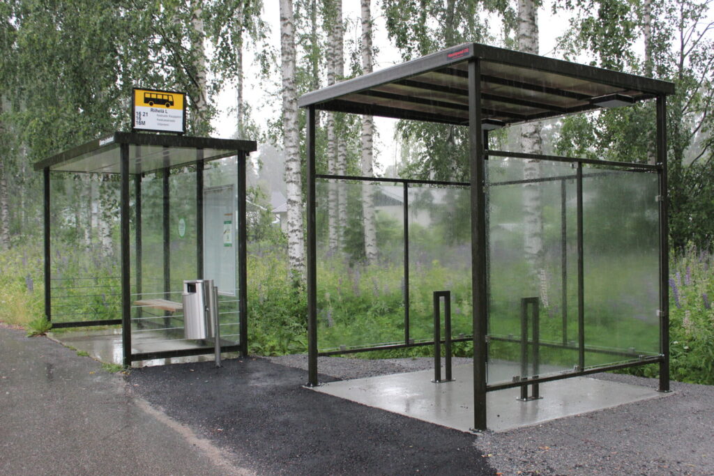Oikealla pyöräkatos, vasemmalla bussipysäkin katos.