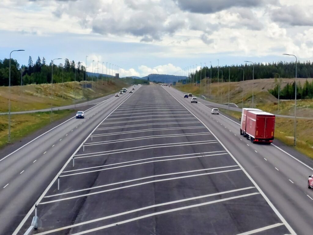 Moottoritie, autoja kulkee molempiin suuntiin