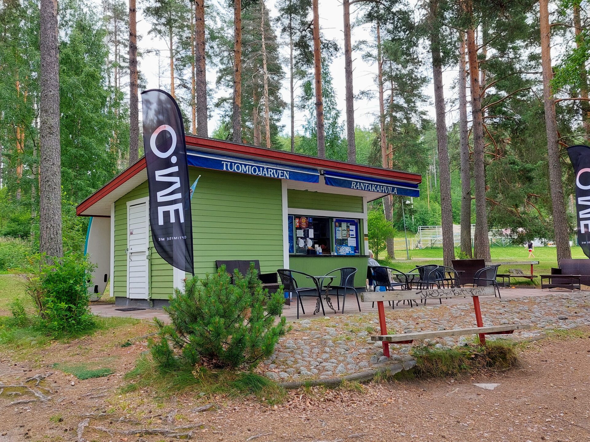 Tuomiojärven kioski, vihreä puurakennus, mäntyjä ympärillä