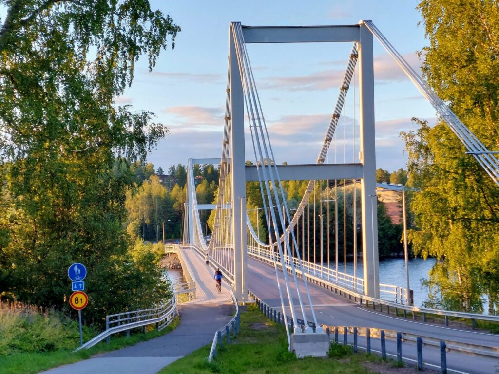Riippusilta ilta-auringossa