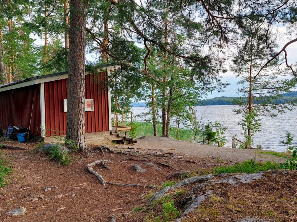 Järvimaisema, kuvan vasemmalla puolella punainen kioski