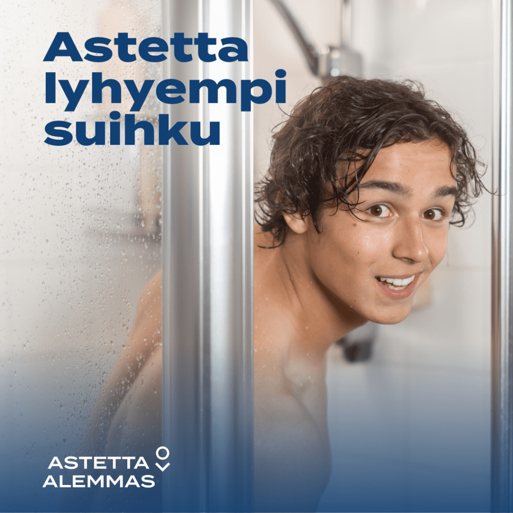 Astetta lyhyempi suihku. Nuori mies kurkkaa suihkuseinän takaa.