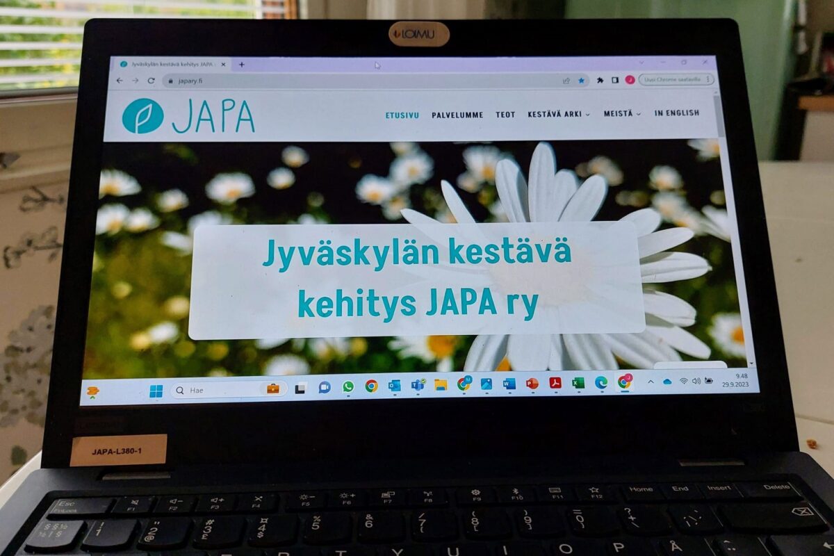 Kuvassa läppäri auki.
