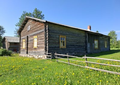 Vanha rakennus, aita ja pihaa
