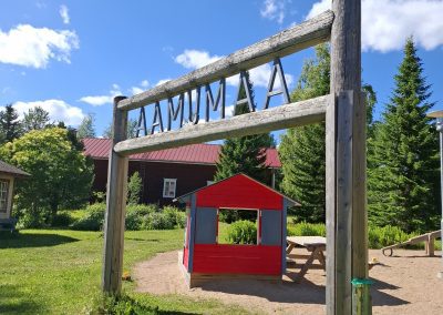 Puuportti, jossa lukee aamumaa