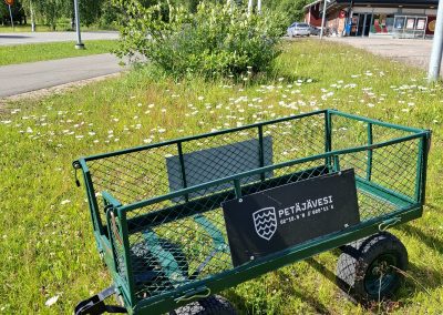 Vetokärry nurmikolla