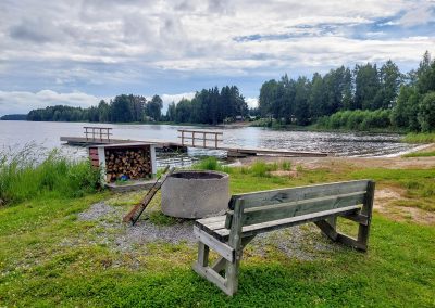 Uimaranta, laituri ja nuotiopaikka