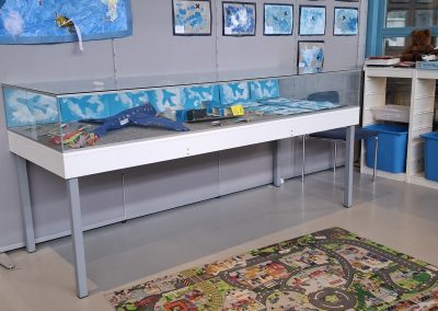 Taidenäyttely ja pienoismalleja