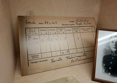 Lentopäiväkirja ja mustavalkoinen valokuva