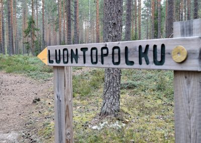 Luontopolun kyltti
