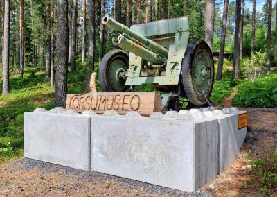 Kuvassa vanha tykki jalustalla, edessä lukee Korsumuseo.